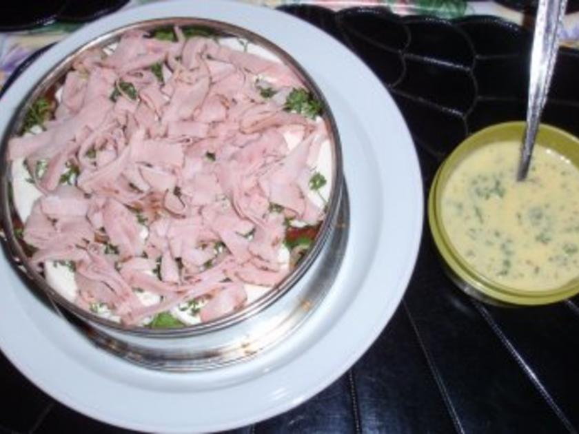 Feine Salat Torte mit einem Joghurt Senf Kräuter Dressing - einfach ...