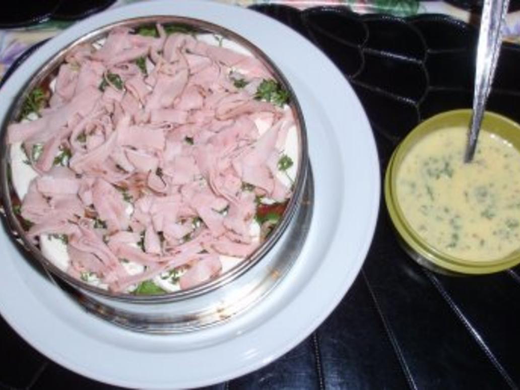 Feine Salat Torte mit einem Joghurt Senf Kräuter Dressing - einfach ...