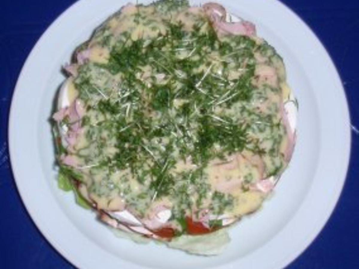 Feine Salat Torte mit einem Joghurt Senf Kräuter Dressing - einfach ...