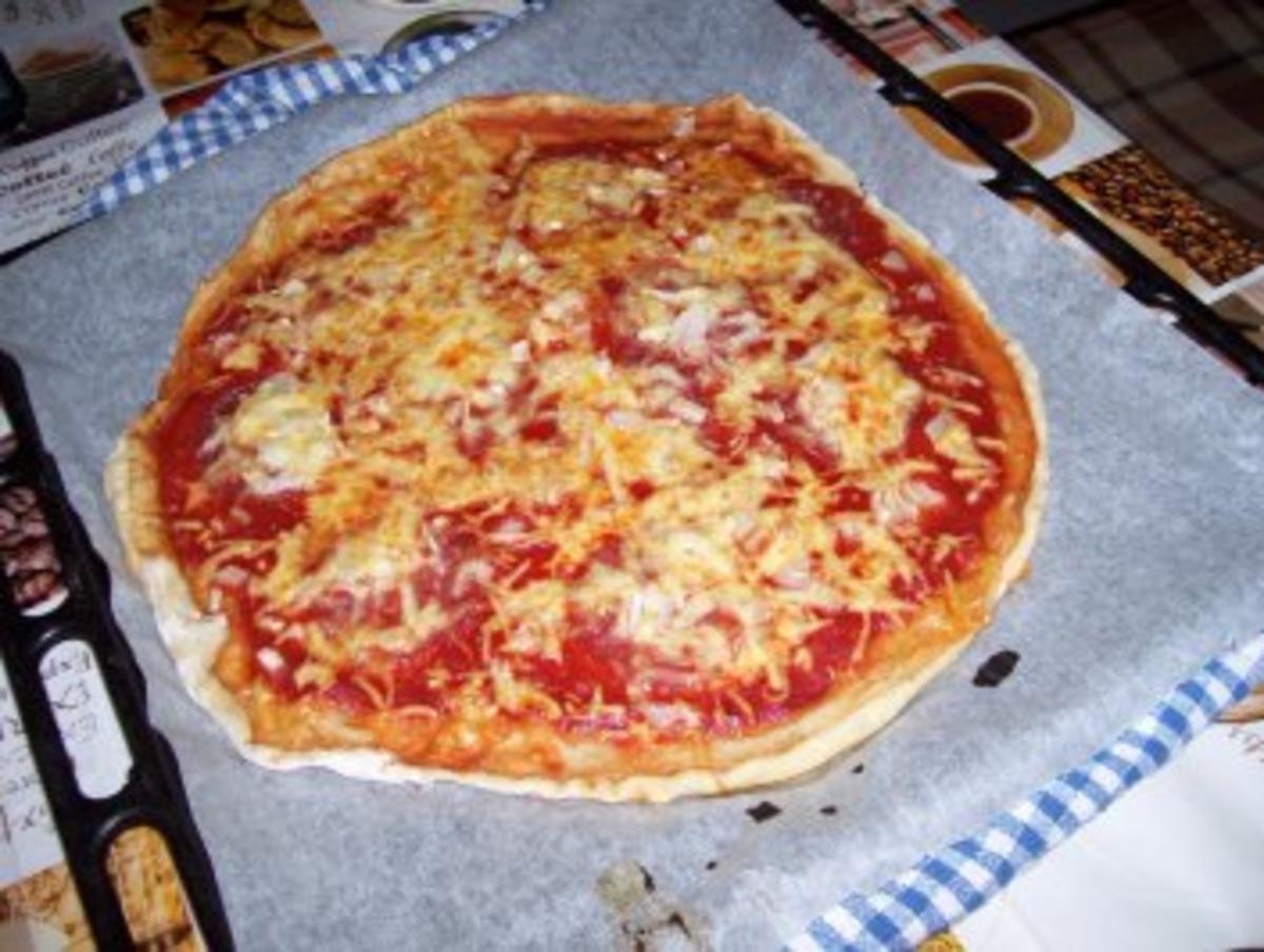 Salami Zwiebel Pizza - Rezept
