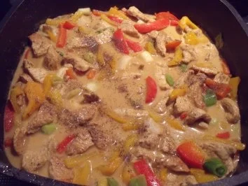 Rezept: Fleisch in cremiger Erdnuss-Kokos-Sauce Bild Nr. 2 Fleisch in cremiger Erdnuss-Kokos-Sauce - Rezept - Bild Nr. 2