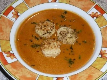 Paprika - Tomatensuppe mit Hackbällchen - Rezept