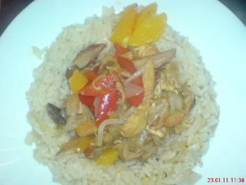 Rezept: Hähnchengeschnetzeltes mit Paprika und Orangen im Wok Hähnchengeschnetzeltes mit Paprika und Orangen im Wok - Rezept