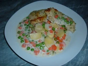 Geflügel : Pute mit Gemüse und Kartoffeln in Käsesoße - Rezept