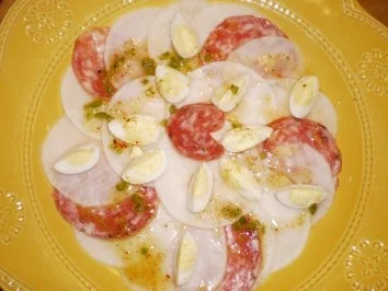 Rezept: Carpaccio von der Weißen Rübe mit Fenchelwurst und Wachteleiern Carpaccio von der Weißen Rübe mit Fenchelwurst und Wachteleiern - Rezept