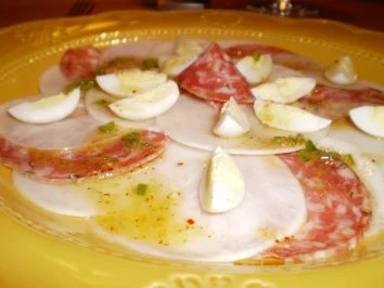 Rezept: Carpaccio von der Weißen Rübe mit Fenchelwurst und Wachteleiern Bild Nr. 2 Carpaccio von der Weißen Rübe mit Fenchelwurst und Wachteleiern - Rezept - Bild Nr. 2