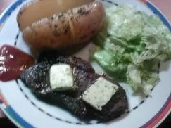 Beefsteak mit Folienkartoffel und Eisbergsalat - Rezept