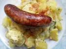 Rezept: Käsekartoffeln mit Zwiebelchen; dazu Bratwurst Käsekartoffeln mit Zwiebelchen; dazu Bratwurst - Rezept