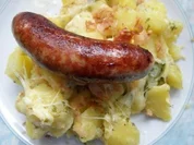 Käsekartoffeln mit Zwiebelchen; dazu Bratwurst - Rezept