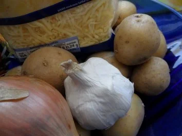 Käsekartoffeln mit Zwiebelchen; dazu Bratwurst - Rezept - Bild Nr. 3