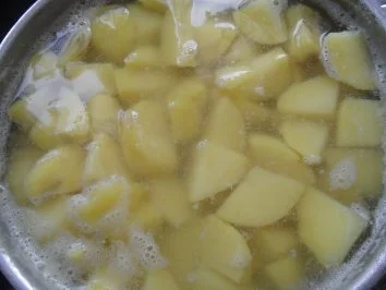 Käsekartoffeln mit Zwiebelchen; dazu Bratwurst - Rezept - Bild Nr. 5