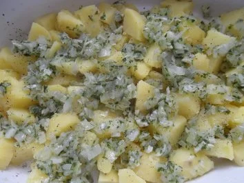 Käsekartoffeln mit Zwiebelchen; dazu Bratwurst - Rezept - Bild Nr. 12