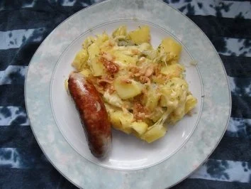 Käsekartoffeln mit Zwiebelchen; dazu Bratwurst - Rezept - Bild Nr. 16