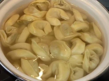 Pasta: Spinat-Tortelloni mit Tomatensahnesoße - Rezept - Bild Nr. 3