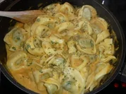 Pasta: Spinat-Tortelloni mit Tomatensahnesoße - Rezept