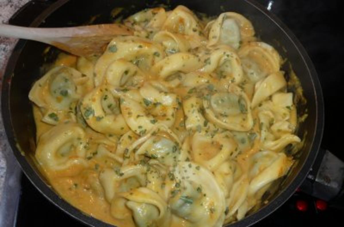 Bilder für Pasta: Spinat-Tortelloni mit Tomatensahnesoße - Rezept