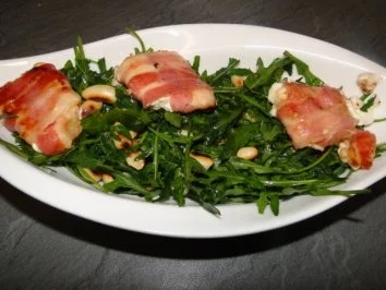 Rezept: Ziegenfrischkäse ummantelt mit Schinken gebraten auf Rucolasalat Ziegenfrischkäse ummantelt mit Schinken gebraten auf Rucolasalat - Rezept