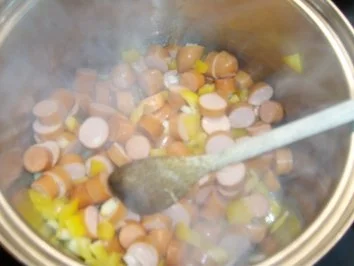 Rezept: Nudeln mit Paprika-Würstchengulasch Bild Nr. 3 Nudeln mit Paprika-Würstchengulasch - Rezept - Bild Nr. 3