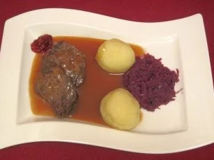 Rezept: Römischer Sauerbraten mit Knödeln und Rotkohl Römischer Sauerbraten mit Knödeln und Rotkohl - Rezept