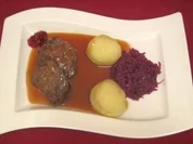 Römischer Sauerbraten mit Knödeln und Rotkohl - Rezept