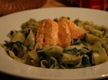Bandnudeln in Lachs-Spinat-Gorgonzolasauce - Rezept