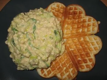 Knusprige Hefewaffeln mit Lauch-Hack-Schmelzkäsesoße - Rezept