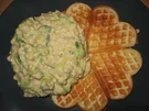 Knusprige Hefewaffeln mit Lauch-Hack-Schmelzkäsesoße - Rezept