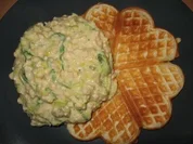 Knusprige Hefewaffeln mit Lauch-Hack-Schmelzkäsesoße - Rezept