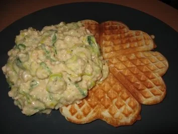 Knusprige Hefewaffeln mit Lauch-Hack-Schmelzkäsesoße - Rezept - Bild Nr. 2