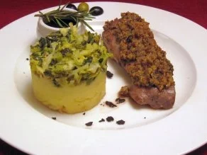 Rezept: Lamm mit Oliven-Senf-Kruste an Rotweinsoße und getrüffeltem Kartoffelpüree Lamm mit Oliven-Senf-Kruste an Rotweinsoße und getrüffeltem Kartoffelpüree - Rezept