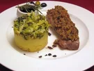 Lamm mit Oliven-Senf-Kruste an Rotweinsoße und getrüffeltem Kartoffelpüree - Rezept