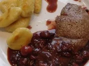 Rezept: Hirschkalbssteak mit Kirsch-Pfeffer-Sauce und Gnocchi Hirschkalbssteak mit Kirsch-Pfeffer-Sauce und Gnocchi - Rezept