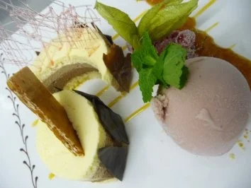 Dreifarbiges Schokoladenmoussetörtchen mit Rotwein- Butter- Eis - Rezept