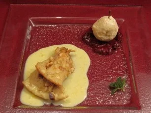 Rezept: Bratapfelparfait mit Fruchtsoßen und Nuss-Schmarren Bratapfelparfait mit Fruchtsoßen und Nuss-Schmarren - Rezept