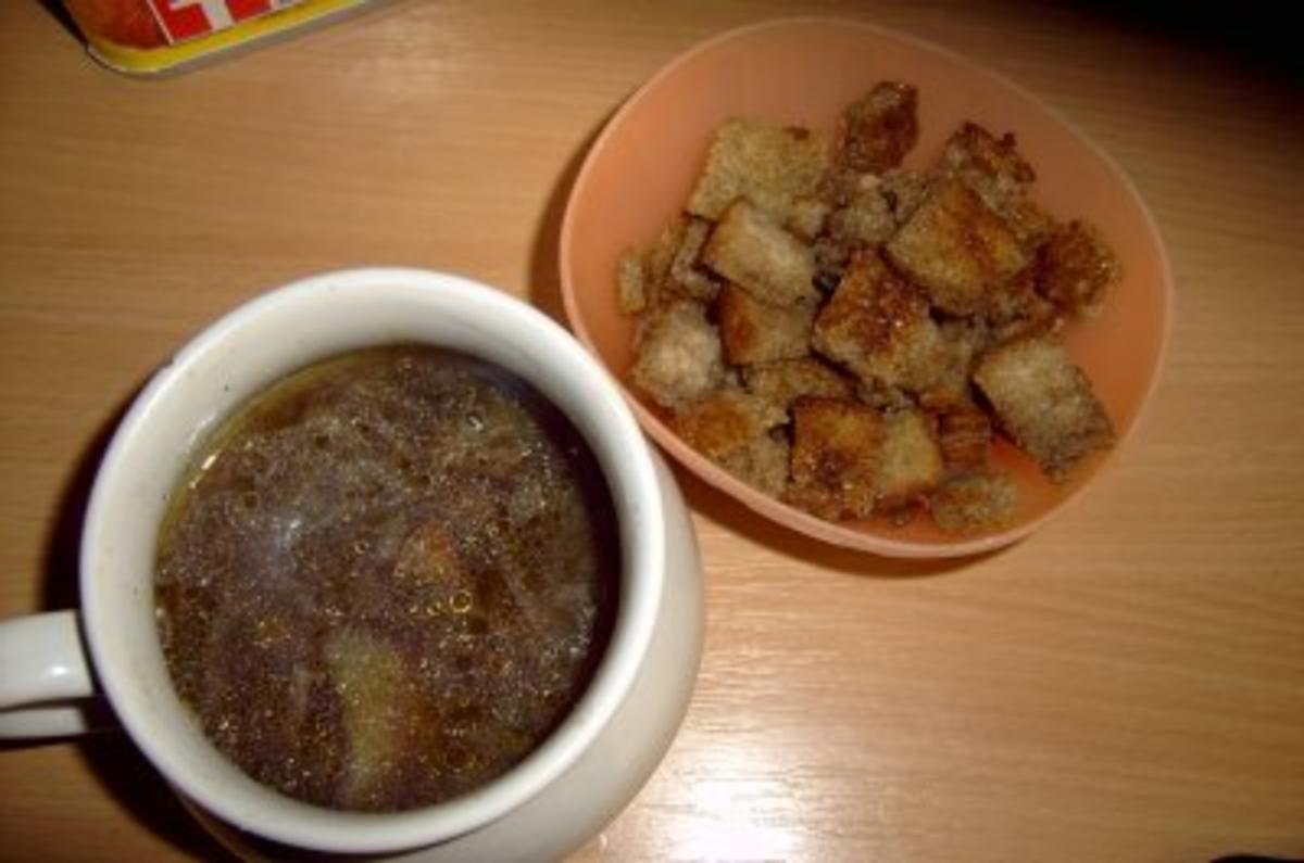 Suppe: Rote Zwiebelsuppe mit Knoblauch-Brotwürfeln - Rezept