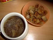 Suppe: Rote Zwiebelsuppe mit Knoblauch-Brotwürfeln - Rezept