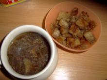 Suppe: Rote Zwiebelsuppe mit Knoblauch-Brotwürfeln - Rezept