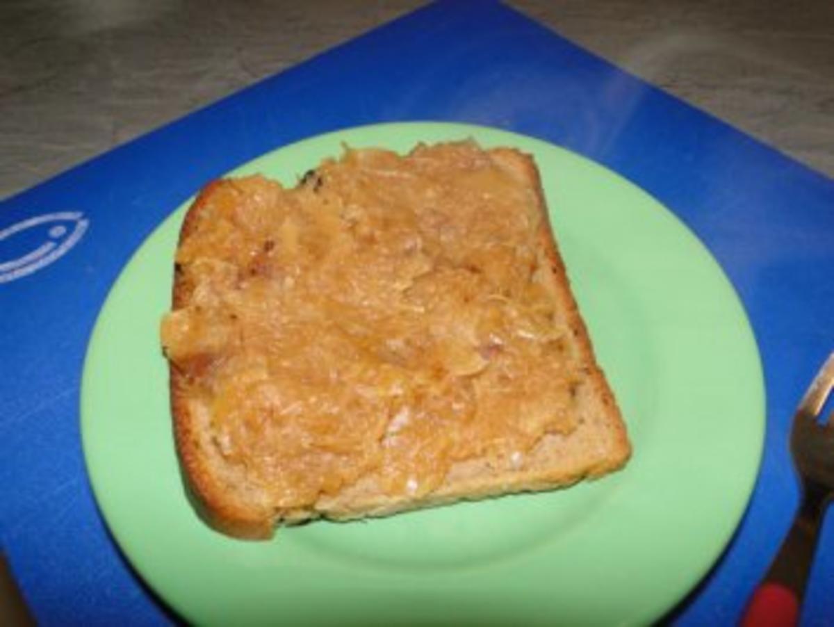 Geröstetes Brot mit Sauerkraut und mit Käse überbacken - Rezept ...