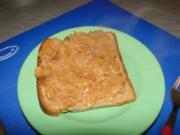 Geröstetes Brot mit Sauerkraut und mit Käse überbacken - Rezept