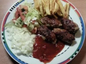 Cevapcici mit Pommes und Salat - Rezept