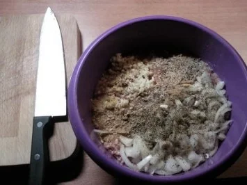 Cevapcici mit Pommes und Salat - Rezept - Bild Nr. 2