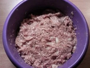 Cevapcici mit Pommes und Salat - Rezept - Bild Nr. 3