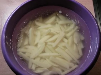 Cevapcici mit Pommes und Salat - Rezept - Bild Nr. 5