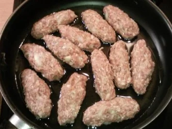 Cevapcici mit Pommes und Salat - Rezept - Bild Nr. 9