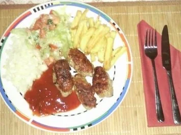 Cevapcici mit Pommes und Salat - Rezept - Bild Nr. 11