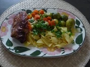 Geflügel : Putenkeule an Rosenkohl, Mischgemüse und Bandnudeln - Rezept