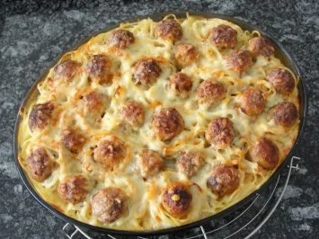 Nudelauflauf mit Hackbällchen - Rezept