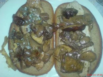 Rezept: Steak mit Waldpilzen auf Mischbrot und Orangensaft beträufelt Steak mit Waldpilzen auf Mischbrot und Orangensaft beträufelt - Rezept