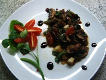 Rezept: Champignonpfanne mit Feldsalat Champignonpfanne mit Feldsalat - Rezept