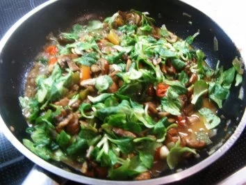 Rezept: Champignonpfanne mit Feldsalat Bild Nr. 5 Champignonpfanne mit Feldsalat - Rezept - Bild Nr. 5